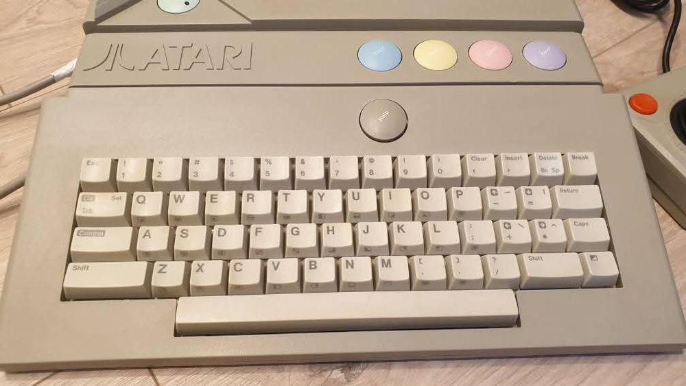 Retro komputer Atari Xegs odnowiony