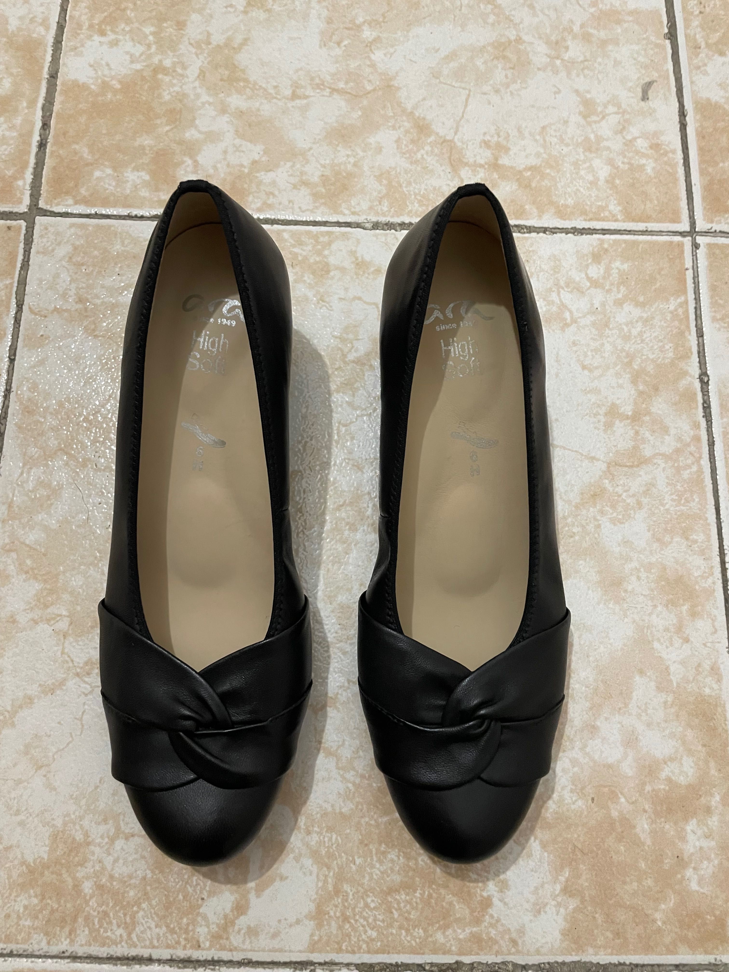 Sapatos pretos com salto