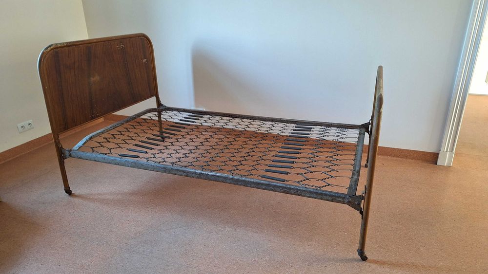 Sprzedam antyk: łóżko metalowe - lata 50 XX wieku.