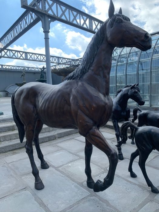 350cm Koń , Konie Koniki, klacz ze źrebakiem rzeźba z brązu Imponując