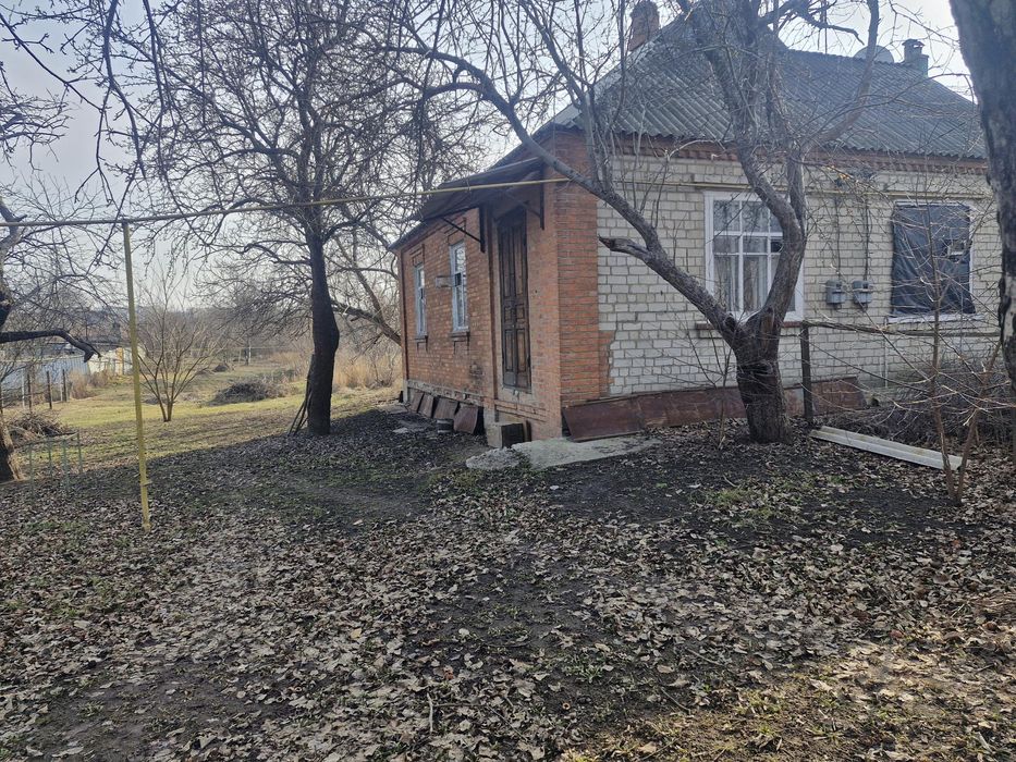 Продається 1/2 житлового будинку з ділянкою 10 соток та маленьким пруд