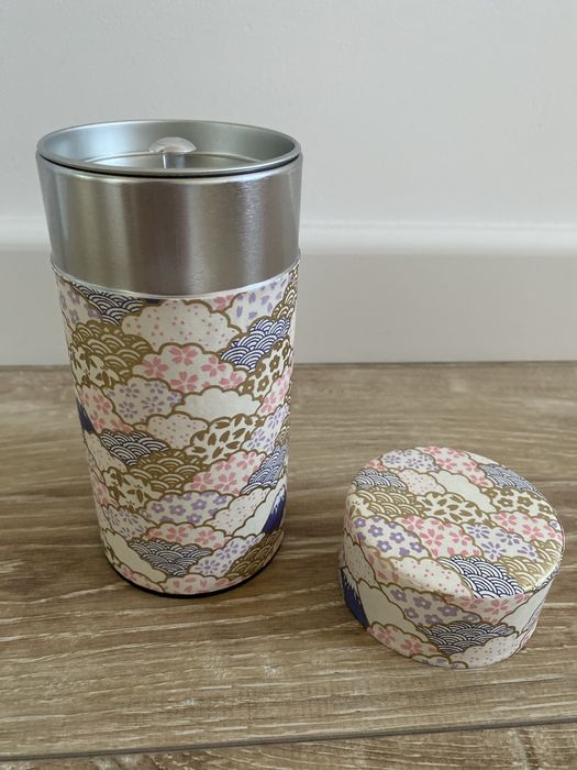 Japońskie pudełko na herbatę – z motywem gór i kwiatów (m.in. Fuji)