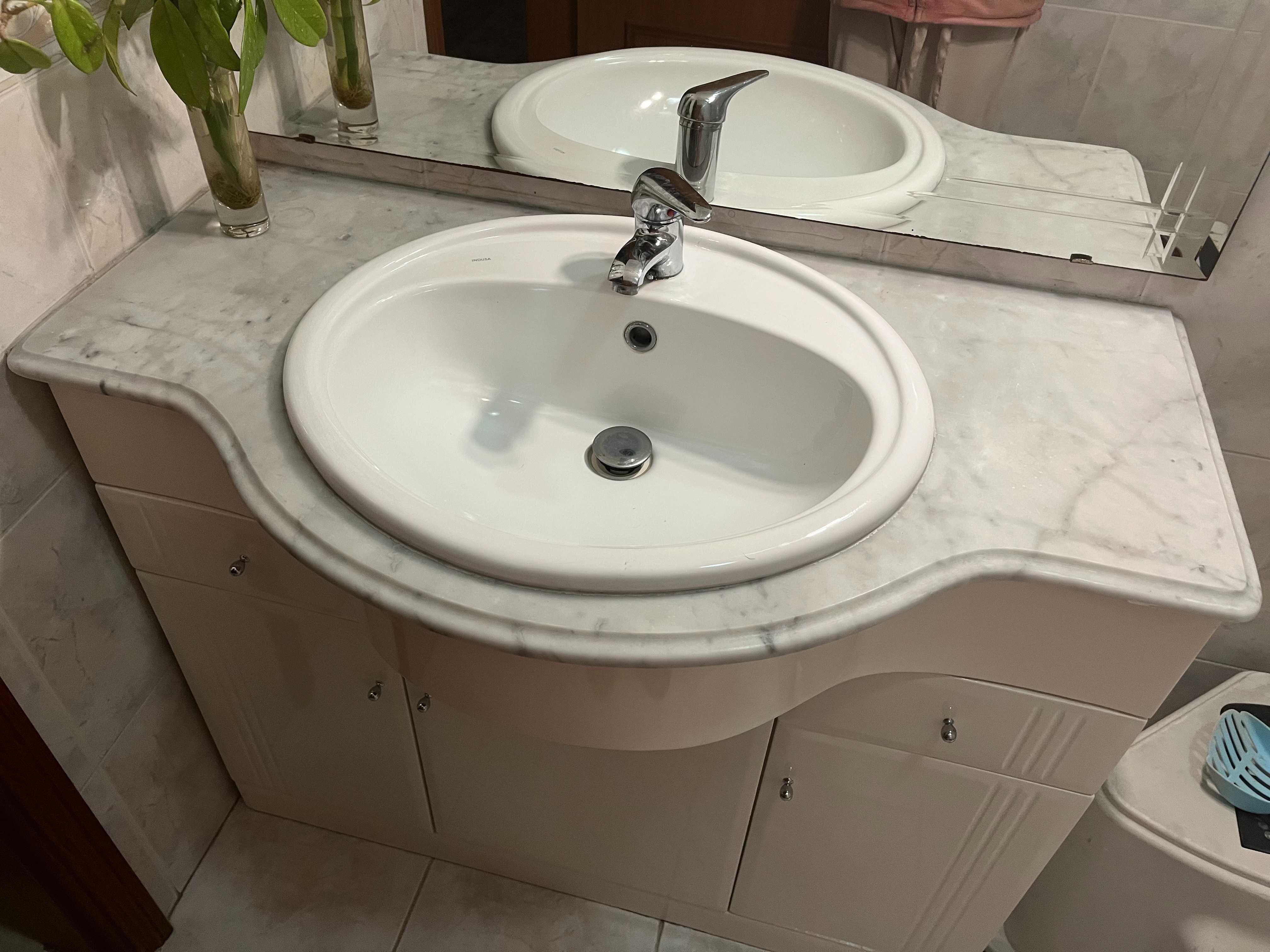 Conjunto de móvel e espelho para casa de banho.