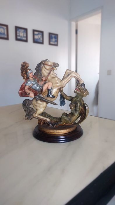 Diversas estatuetas antigas