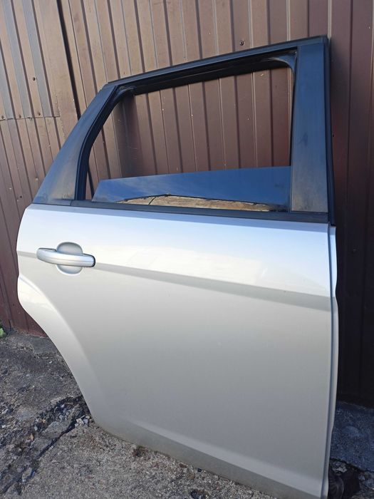 Ford Focus mk2 lift drzwi prawy tył kombi kod 0,3