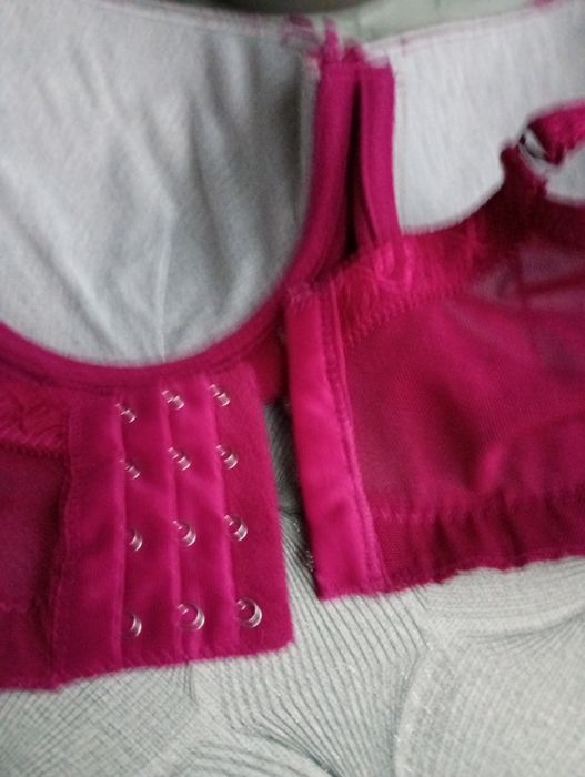 Dwa biustonosze damskie bordowy i biały z czarnym