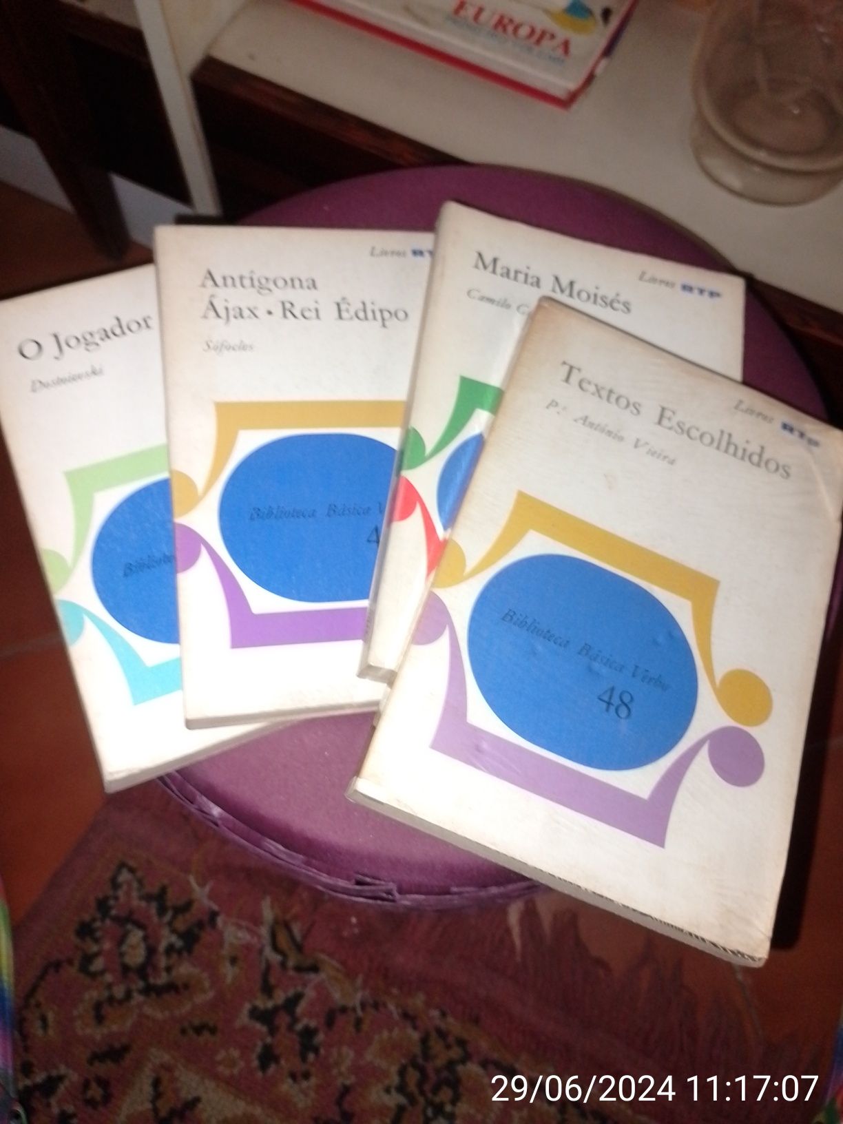 Vários livros de autores portugueses