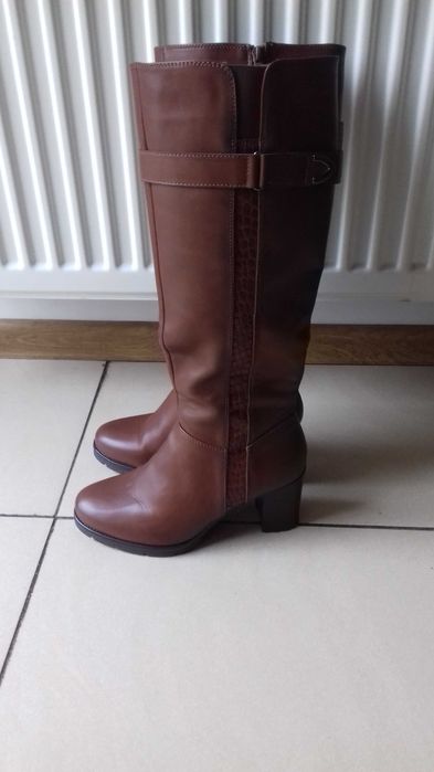 Brązowe kozaki na słupku w rozmiarze 38.