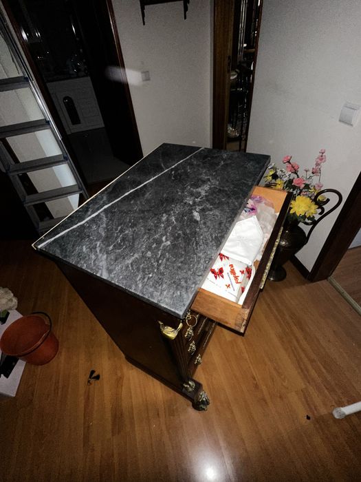 Vendo comóda em madeira trabalhada com tampo em marmore