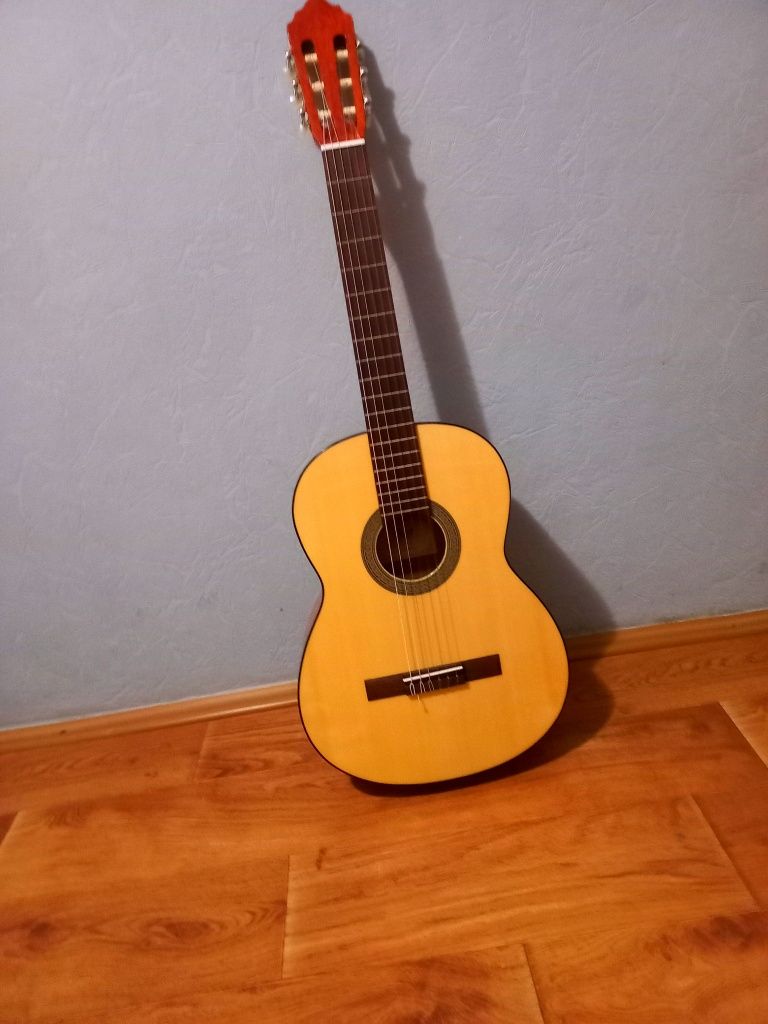 Продам класичну гітару майже нова