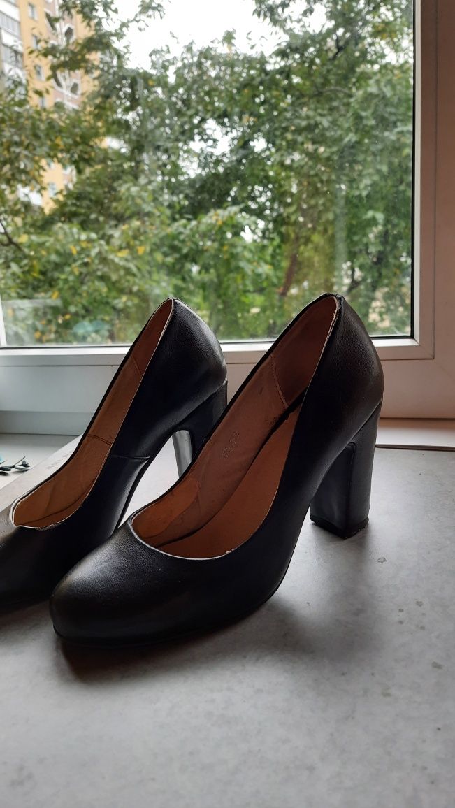 Туфлі жіночі чорні, 39 розмір, широкий каблук 9,5 см