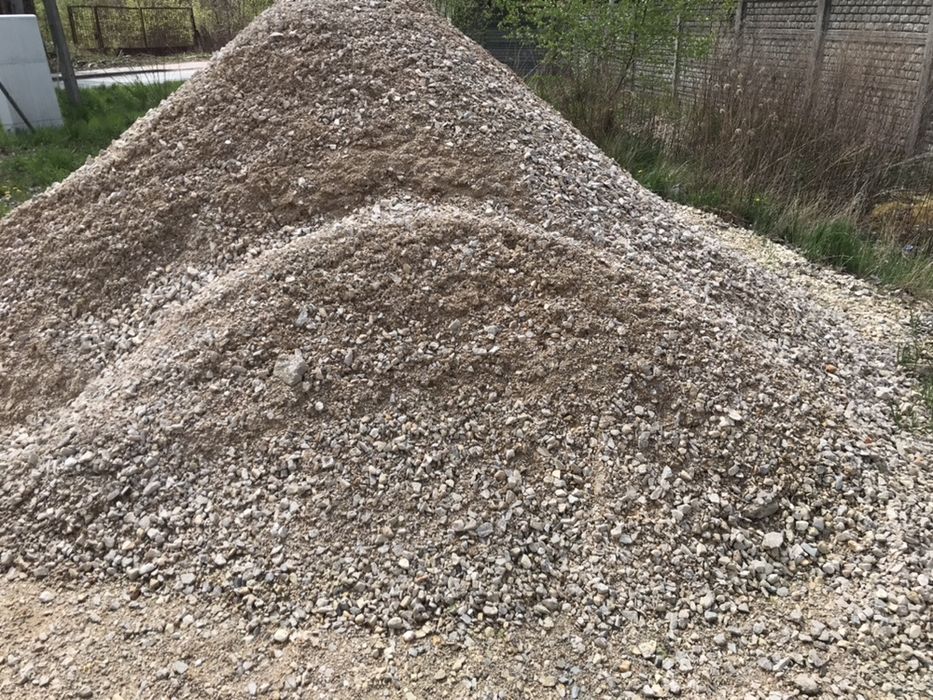 TRANSPORT.Piach,ziemia,kruszywo oraz Usługi Koparko-Ładowarką. Wywózki