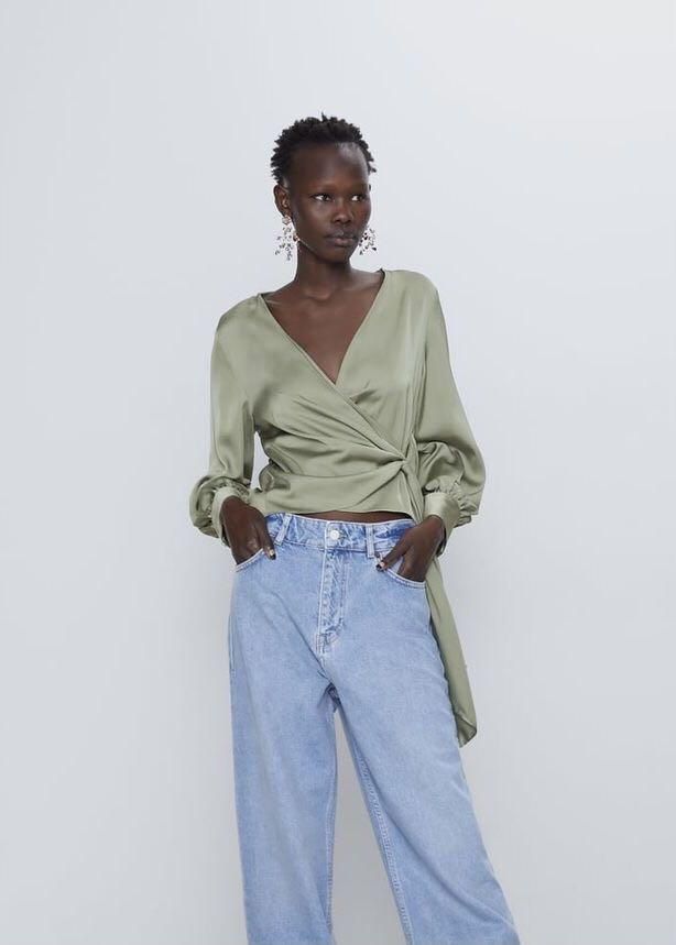 Blusa acetinada verde ZARA