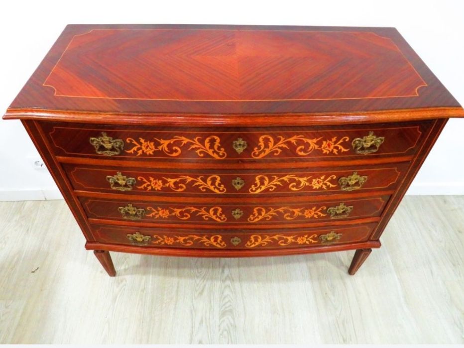 Cómoda inglesa com 4 gavetões.