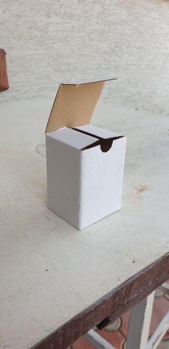 Продам  коробку картонную маленькую.