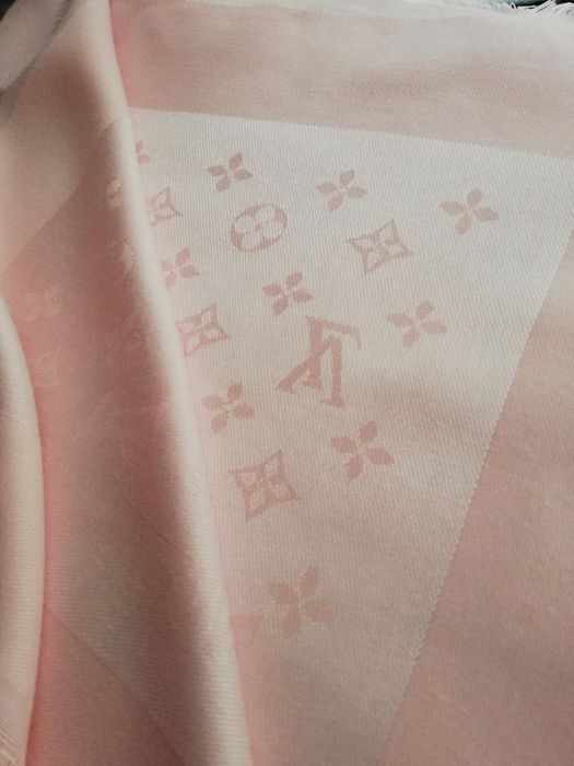 Piękna chusta pudrowy róż połysk jedwab kaszmir 140x140 Louis Vuitton