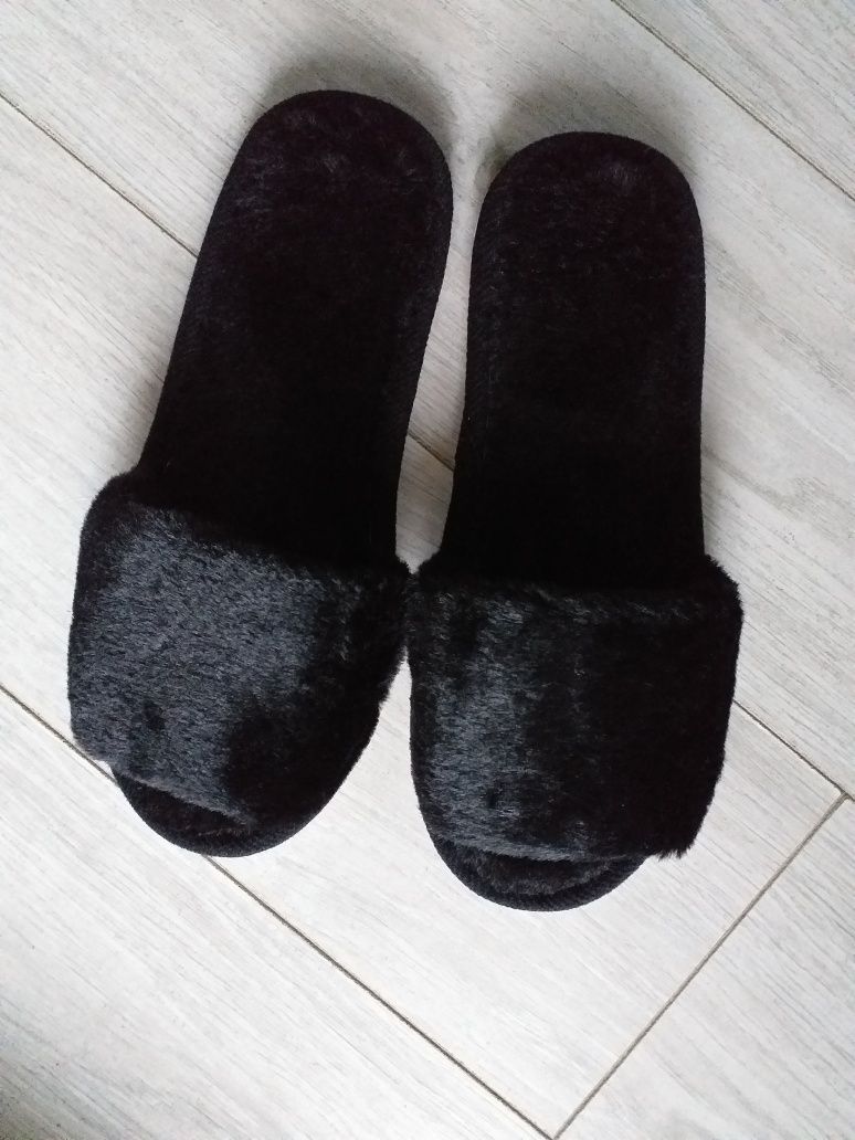 Czarne, futrzane kapcie po domu, rozmiar 38