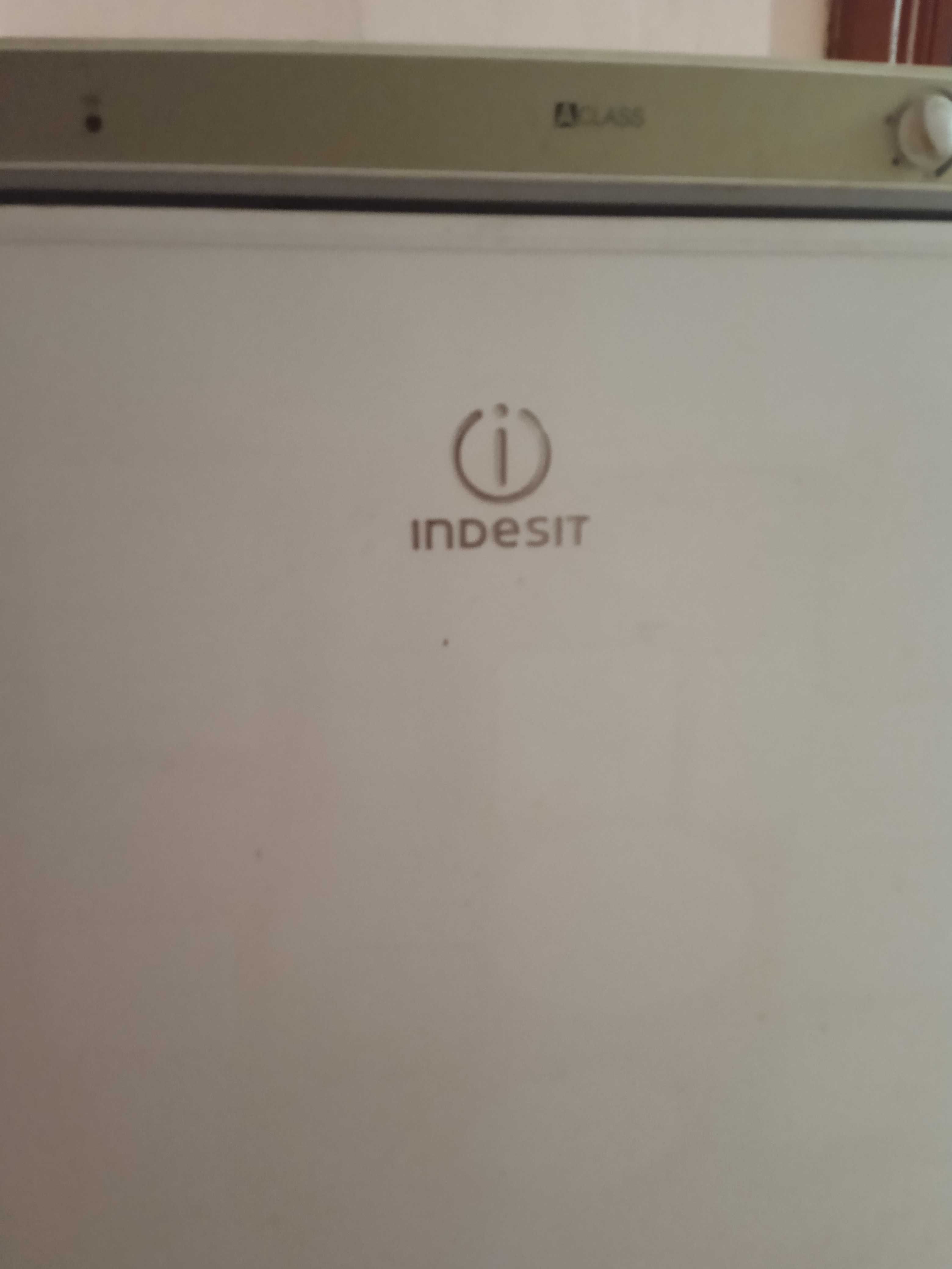 Продам холодильник Indesit
