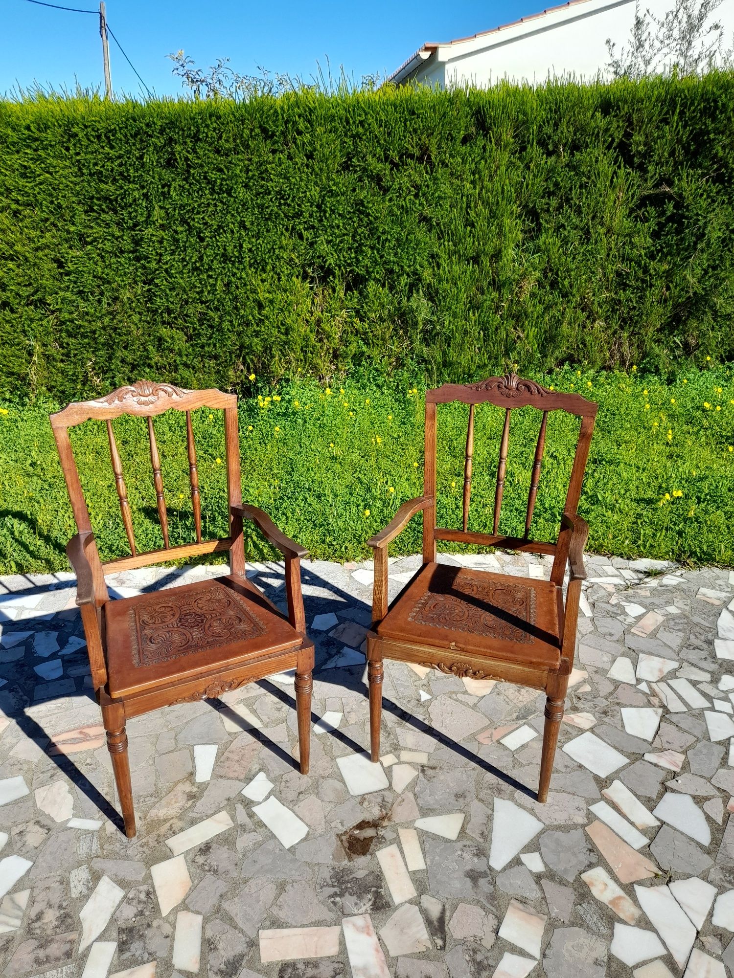 Cadeiras Antigas Restauradas – Madeira Maciça (Conjunto de 2)