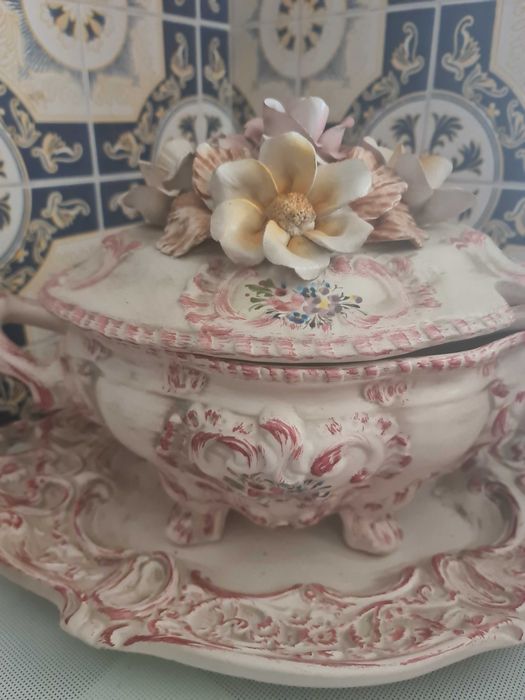 Terrina Antiga pintada à mão com motivos florais feitos à mão