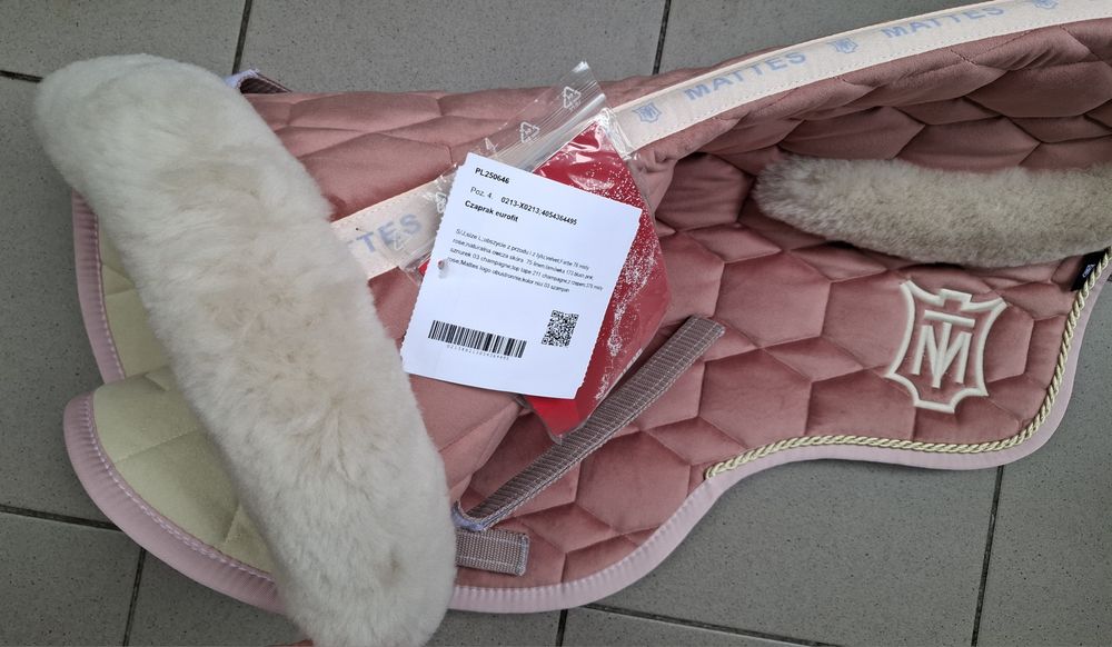 Nowy czaprak skokowy Velvet Mattes z futerkiem misty rose