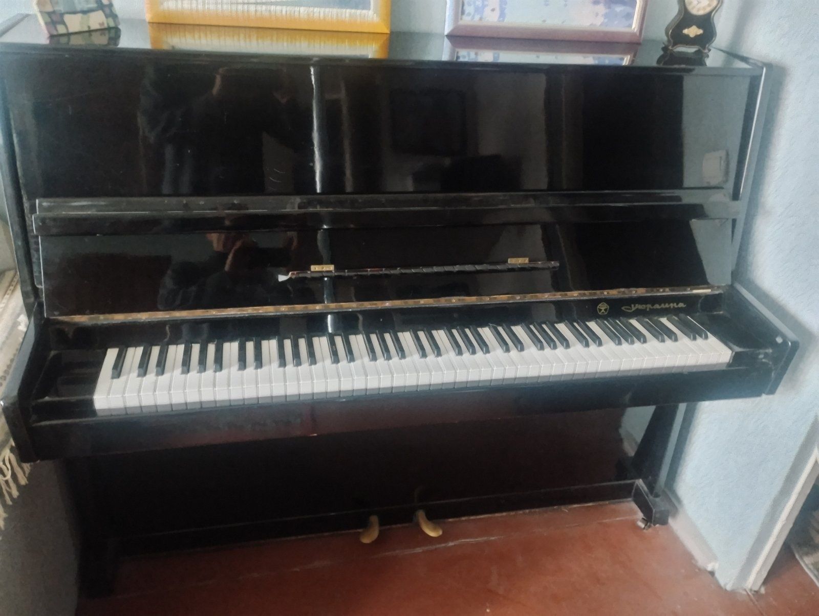 Продам фортепиано Украина черное со знаком качества.