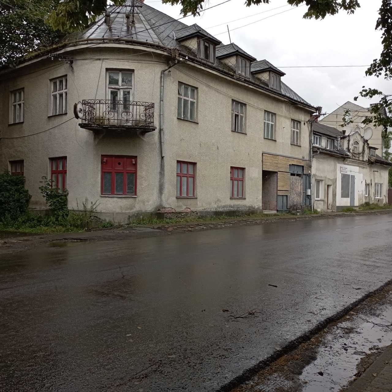 2-поверхова будівля в центрі міста смт Міжгір’я, вул. Шевченка, 101