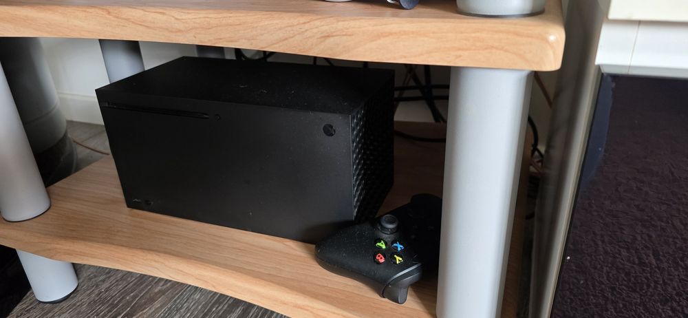 Xbox series X com 2 comandos