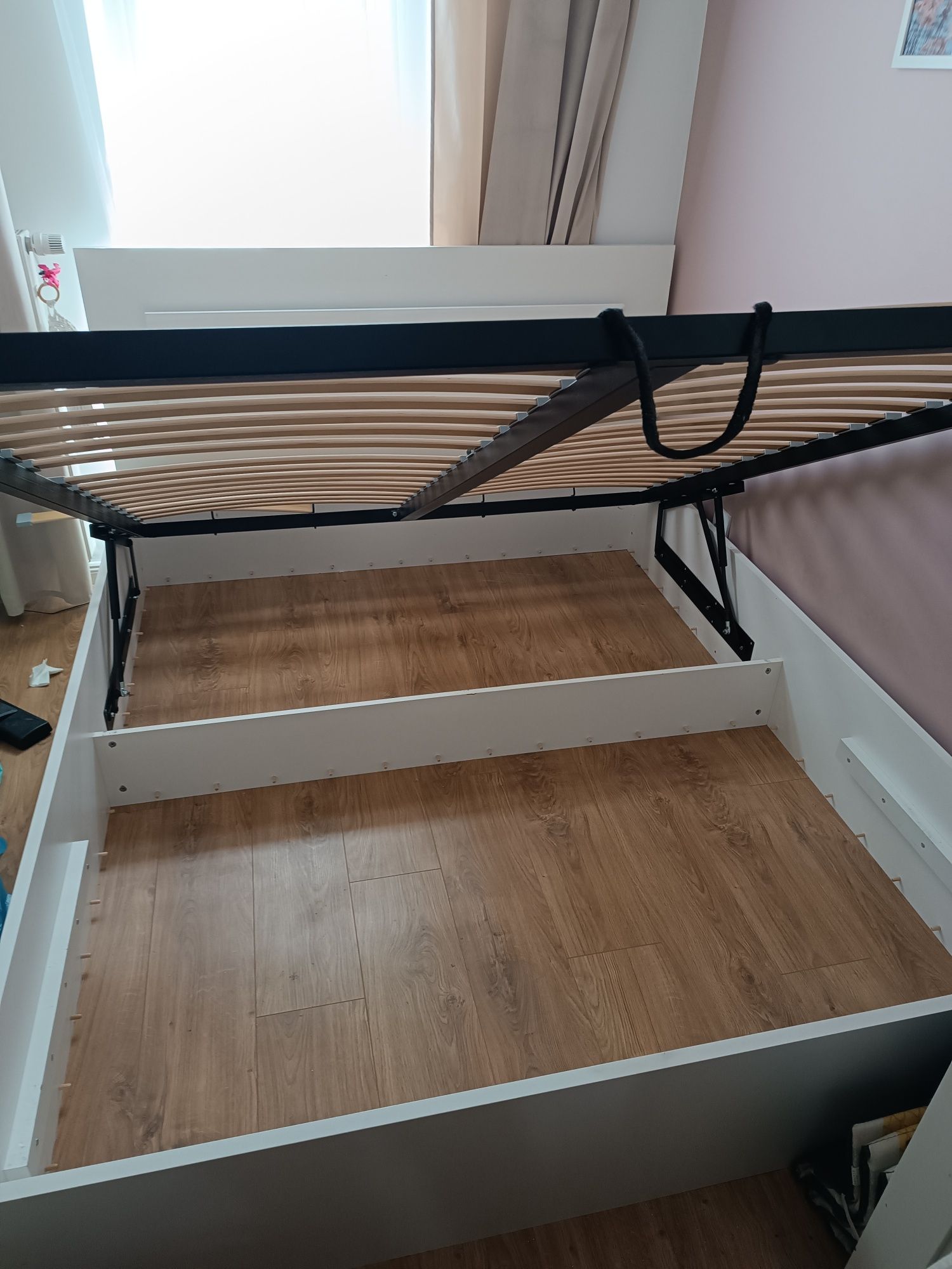 Łóżko 160*200 z dużym pojemnikiem i oświetleniem