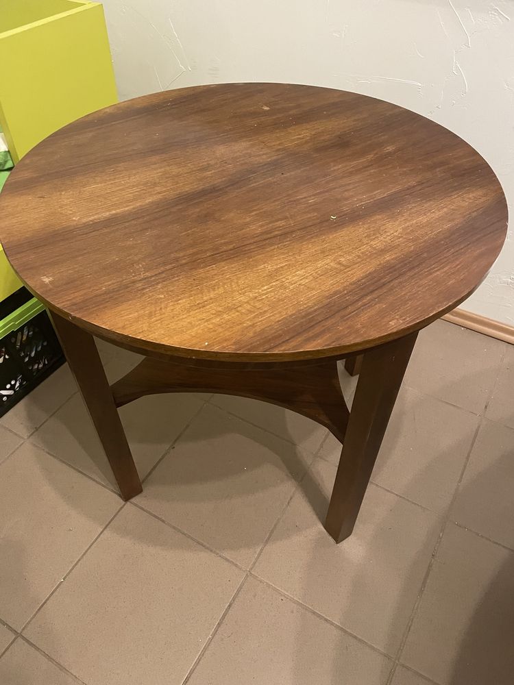 Maly drewniany stolik