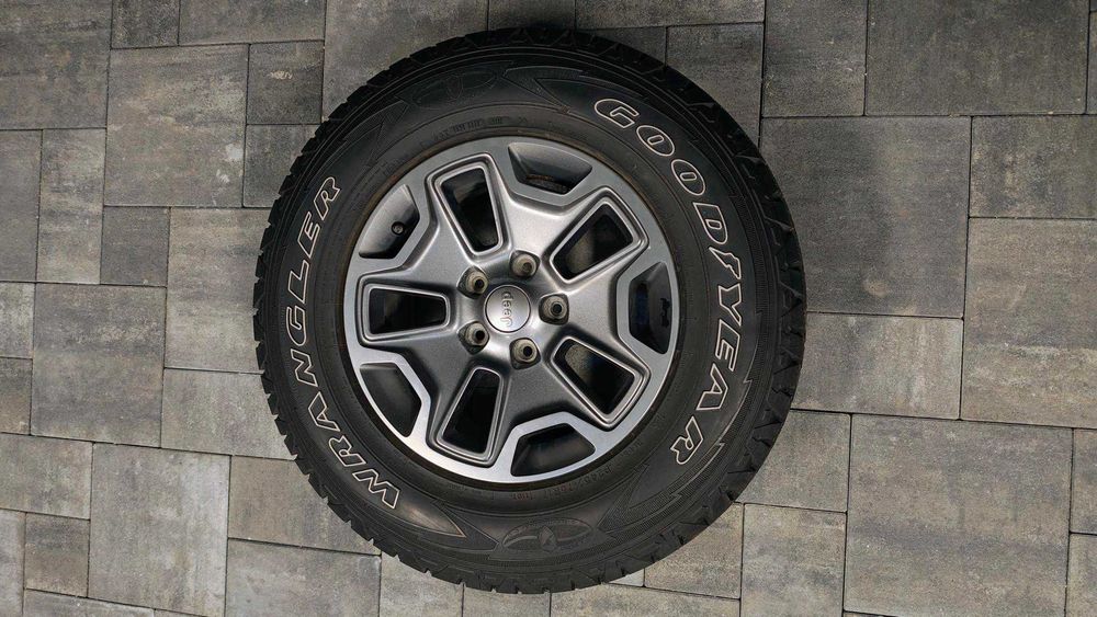 Oryginalne felgi z oponami Jeep Wrangler Rubicon Goodyear R17