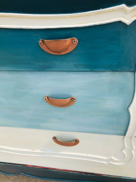 Cómoda restaurada com pintura em tons marinhos