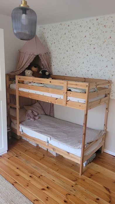 Drewniane łóżko piętrowe i 2 materace ikea