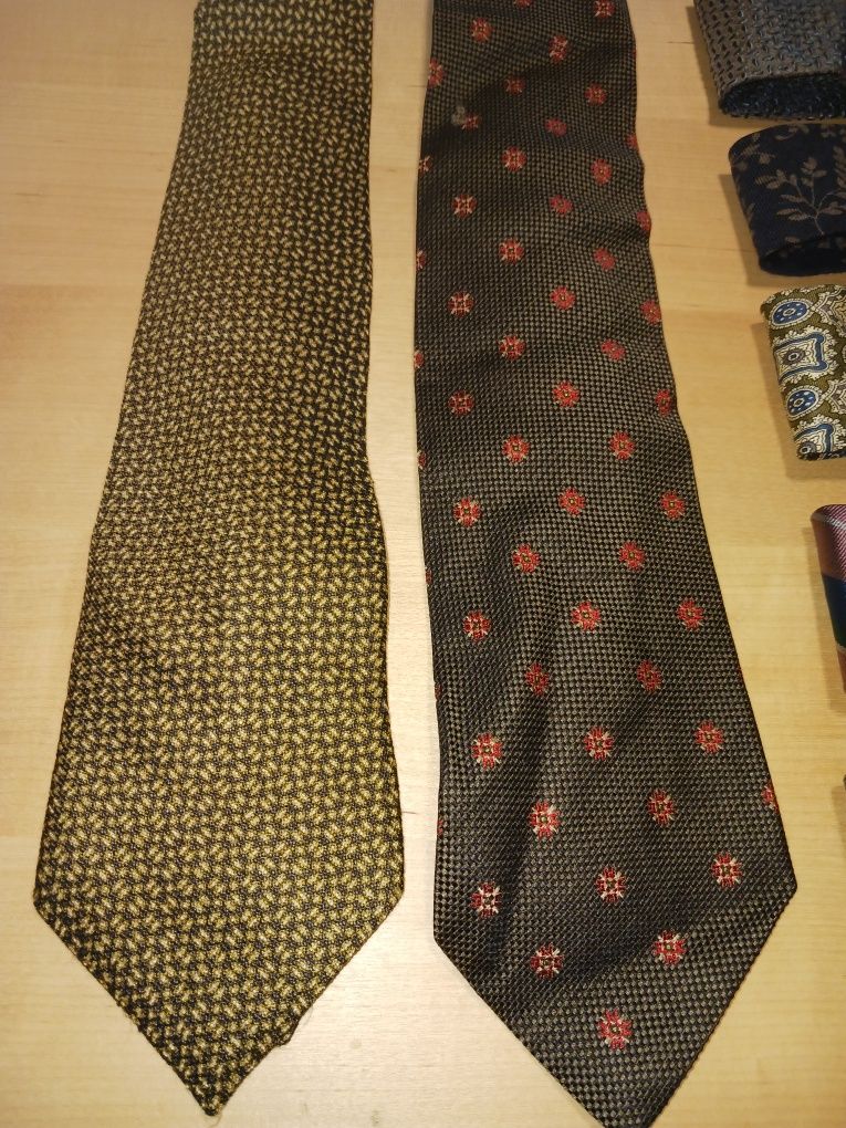 Várias gravatas , de varios padrões