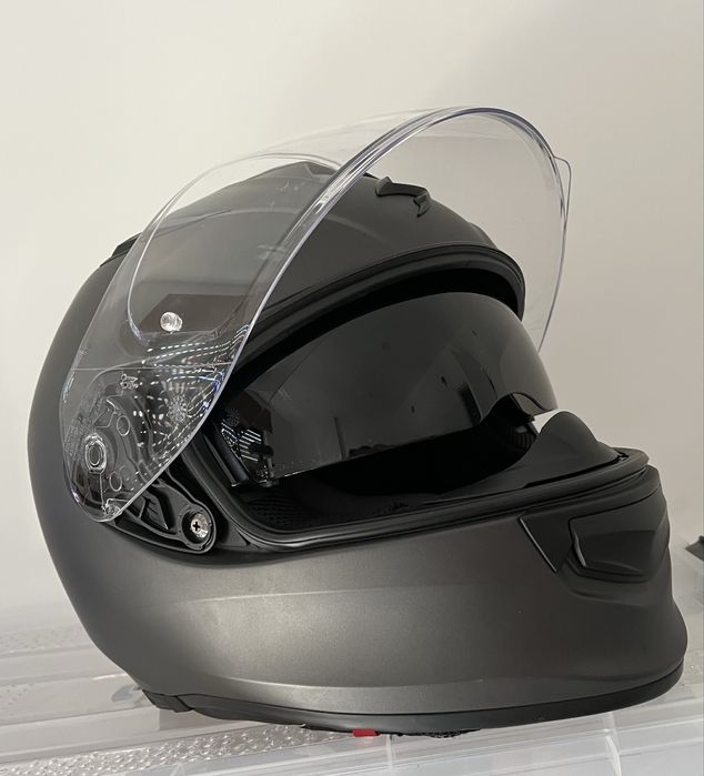 Capacete com viseira solar e sistema de comunicação Bluetooth