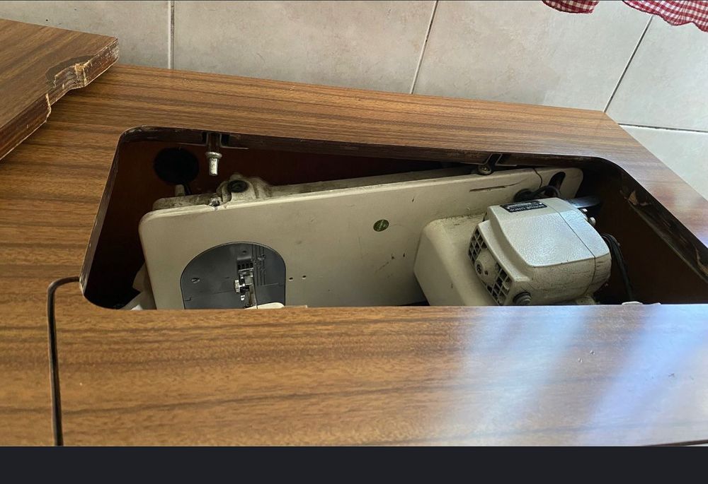 Máquina Costura Elétrica com Móvel