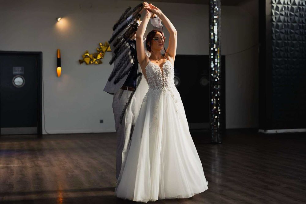 Śmietankowa suknia ślubna