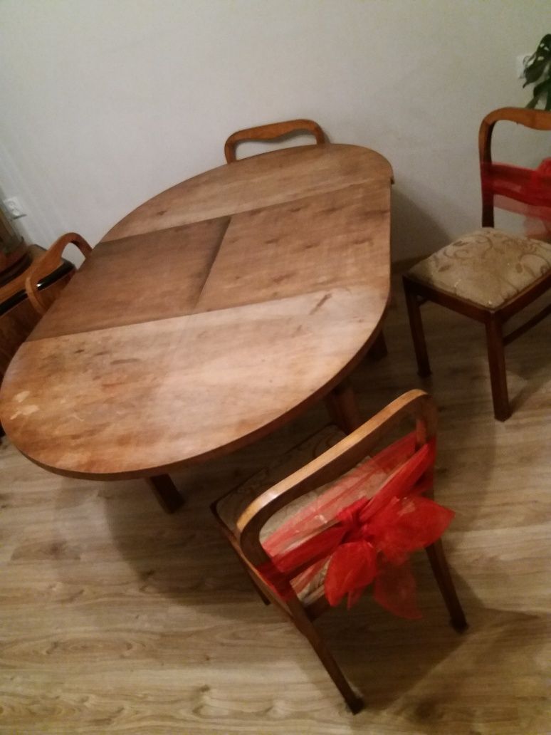 stół z krzeslami