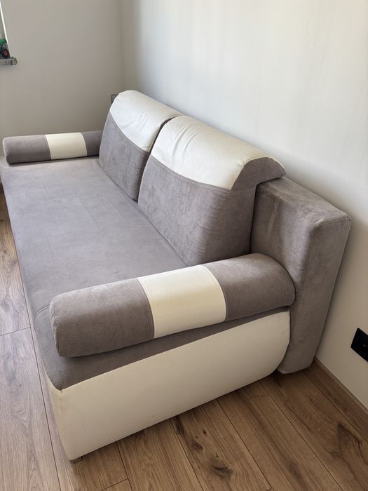 Kanapa rozklada szaro-biala