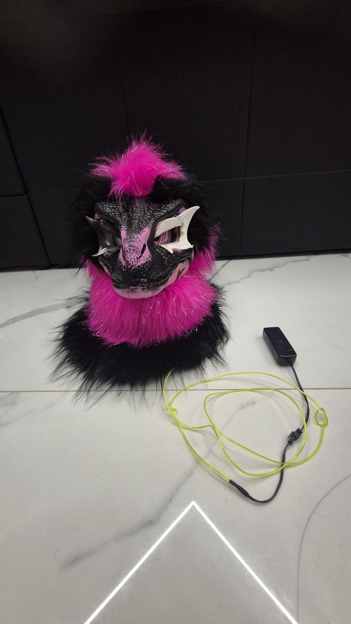 Dino maska z neonowym oświetleniem furry