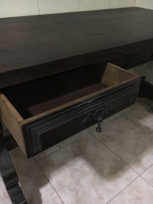 Mesa de Madeira Maciça e Cadeiras em Couro