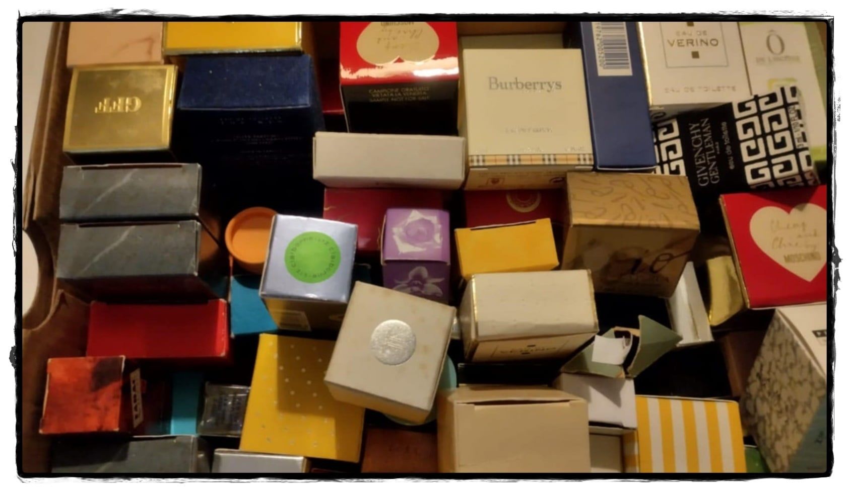 Lote com 44 perfumes miniatura originais