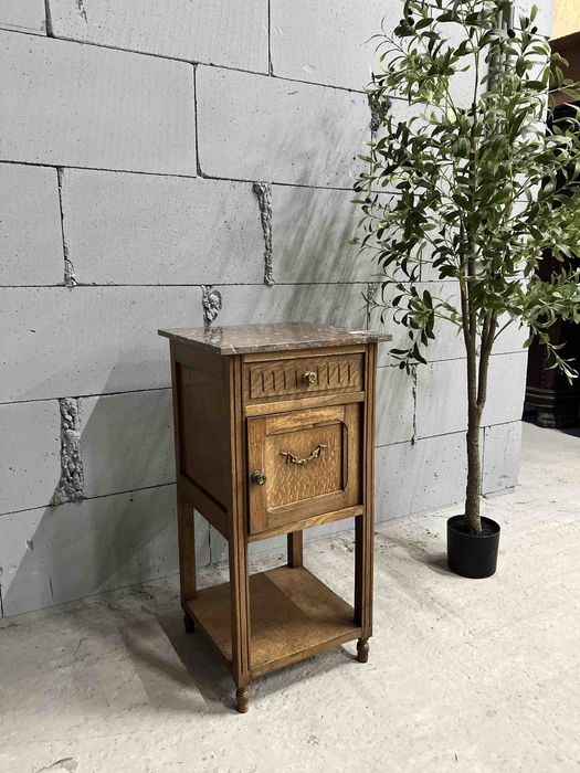 Дубовий комодик з мармуровою поверхнею.