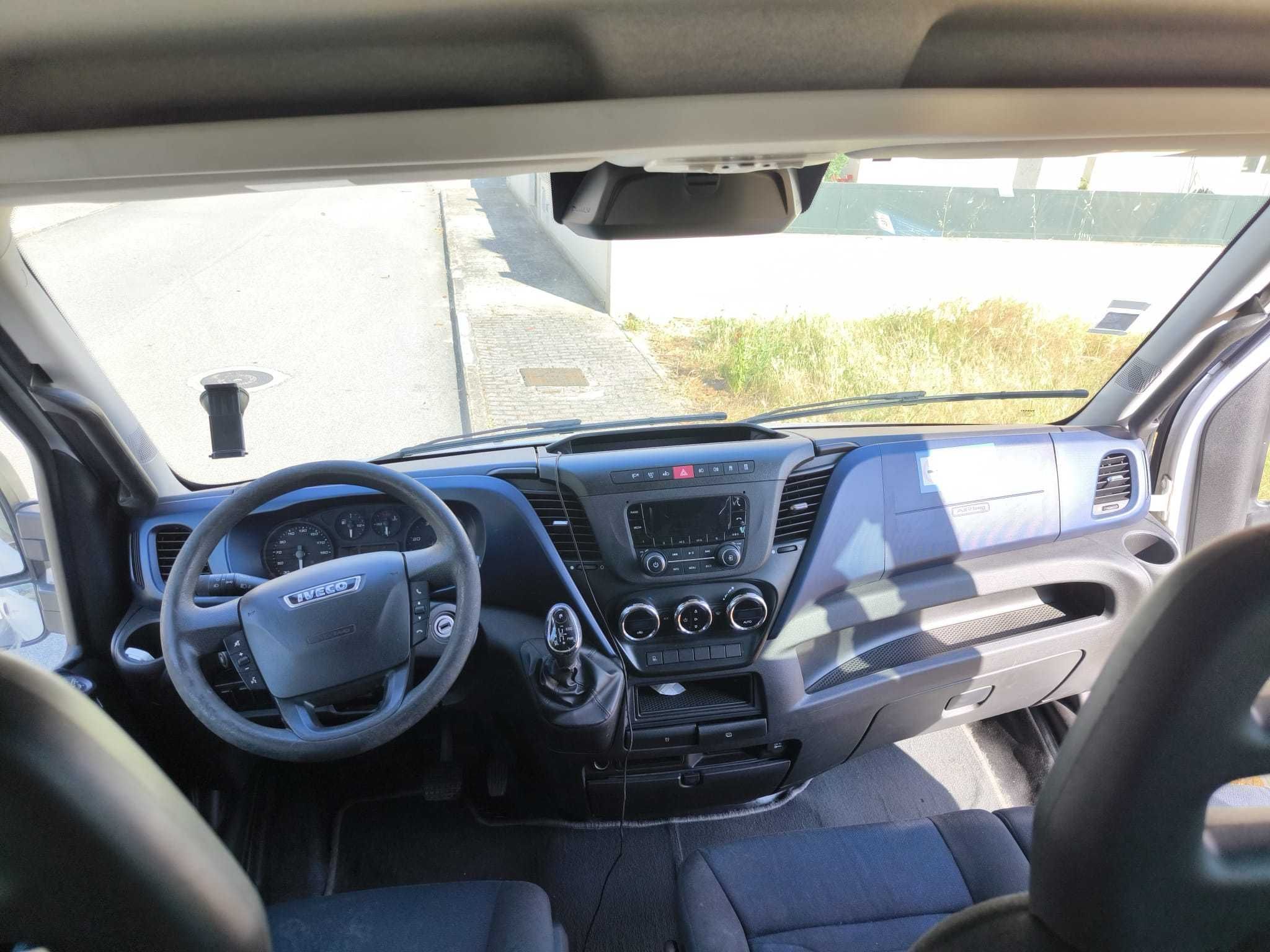 Iveco Daily 35S16 Automática - 9 Lugares