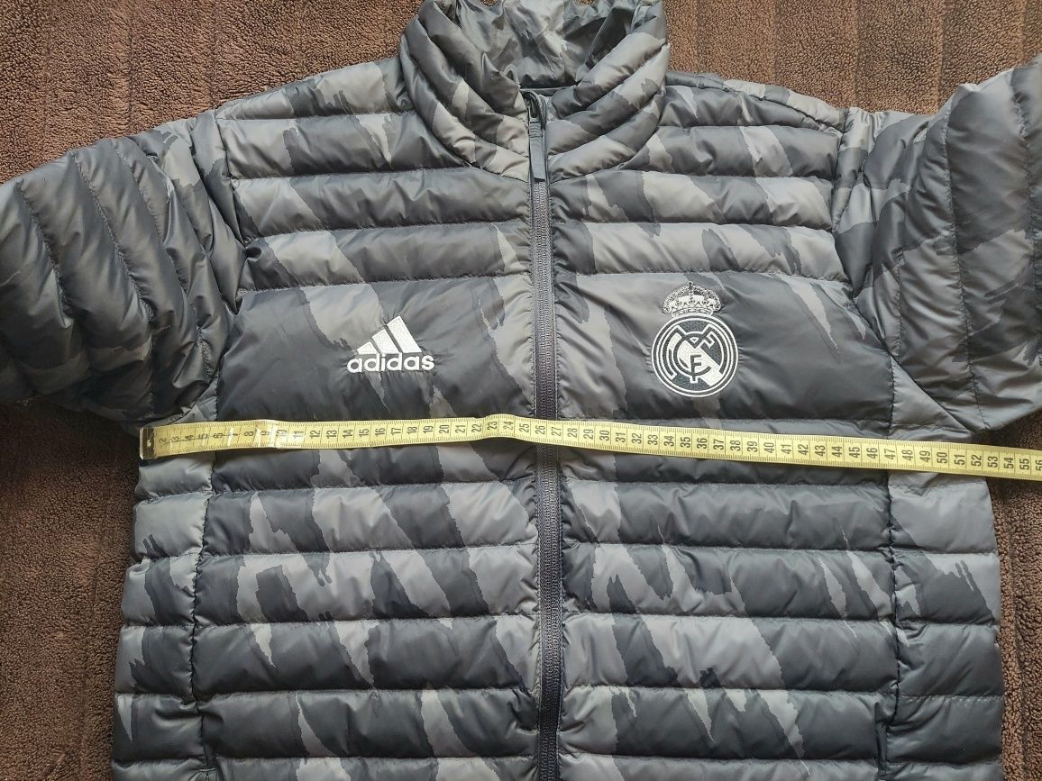 Куртка ультралегка фірми Adidas REAL MADRID  оригінал 

Розір:  S

Ста