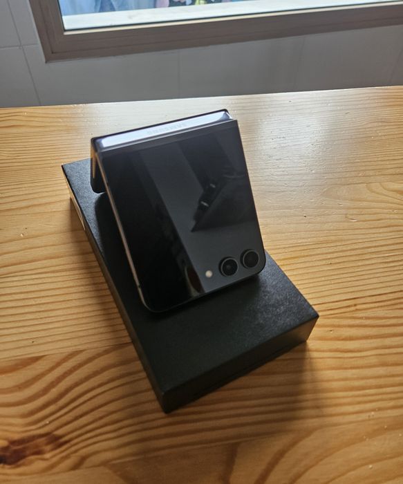 Samsung Galaxy Z Flip 5 - 512GB - Novo