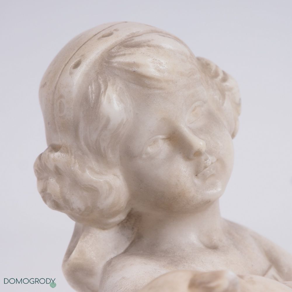 Secesyjna rzeźba – figurka „Dziewczynka z owcą”