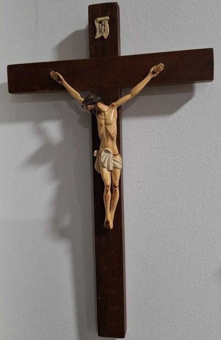 Crucifixo com cruz em madeira e Cristo em matéria resinosa