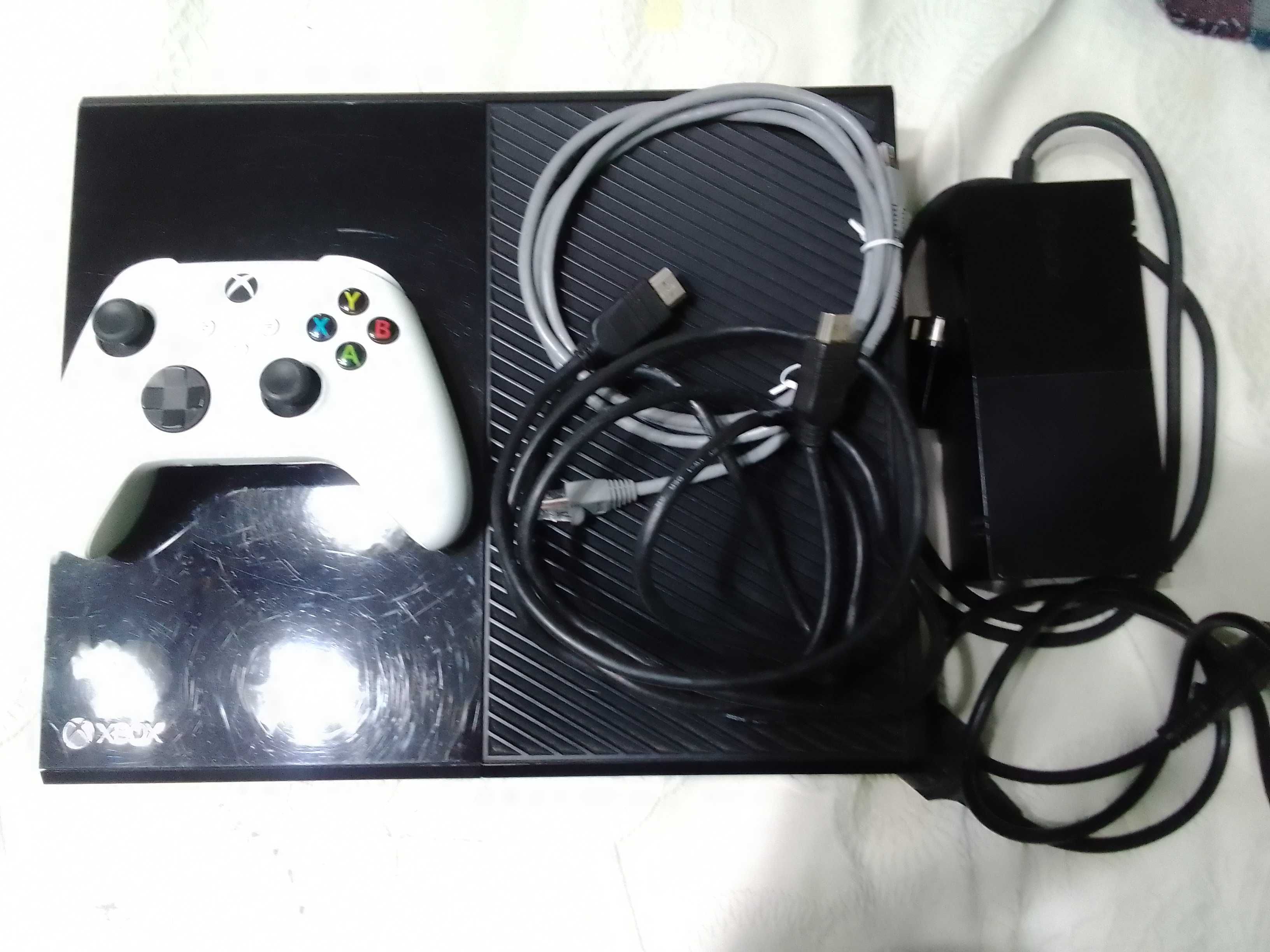 Xbox One 1.5TB + Xbox One Hub + Comando branco Xbox Series X