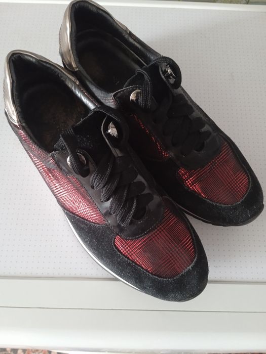 Продам  шкіряні  кросівки 38-39 розміру